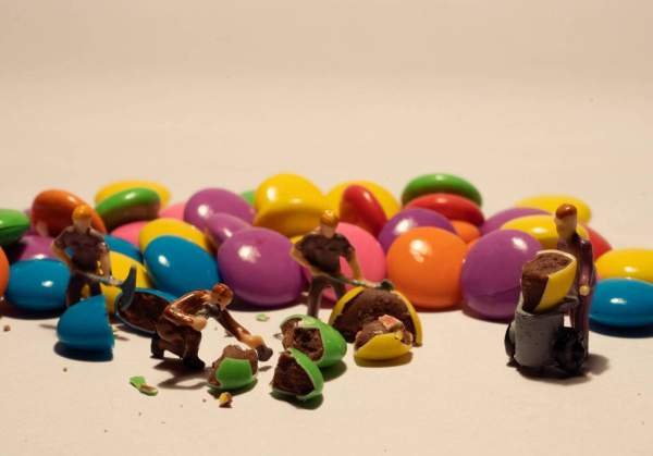 Workers smashing the gems and carrying