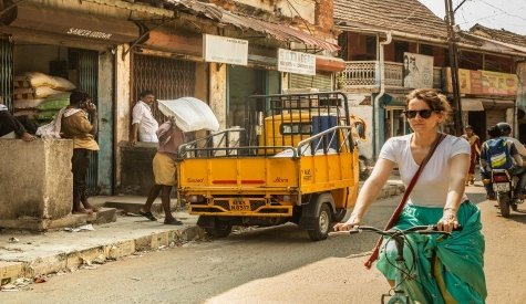 passing-all-new-sights-street-photography-ebin p j