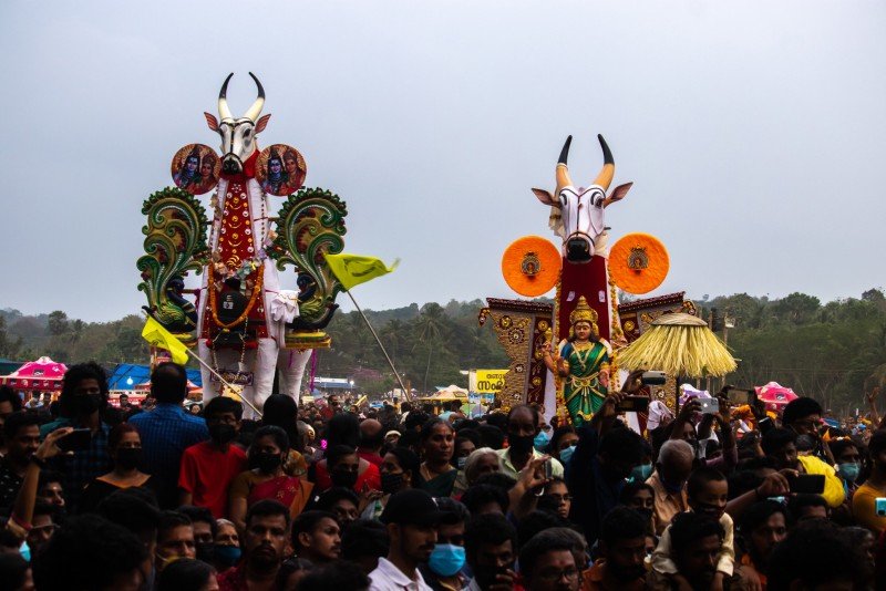 the arrival the entry of a-kalakali- to-the temple sanal thrissur