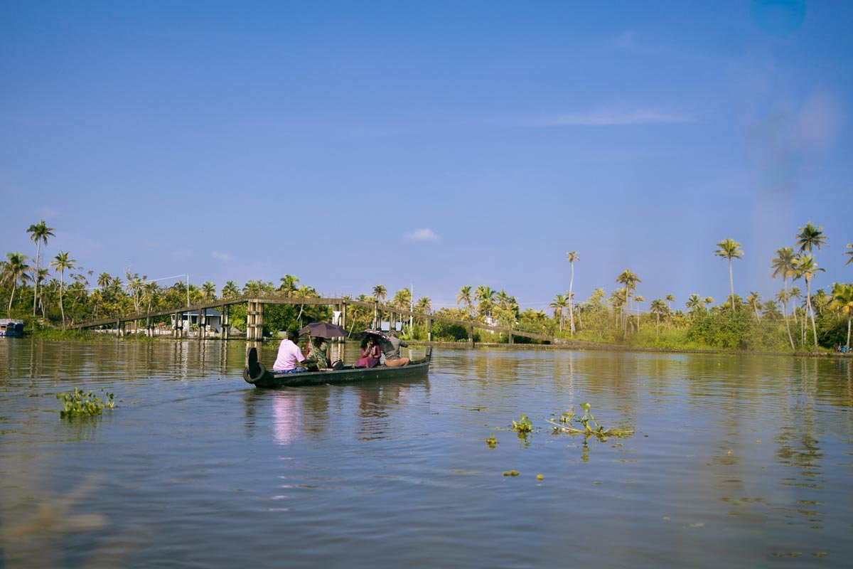 people using boat to crossing the river