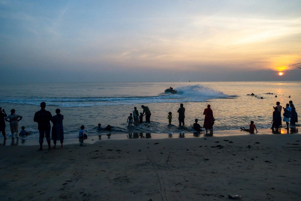 Capturing mesmerizing moments at Cherai Beach of Coastal Waves