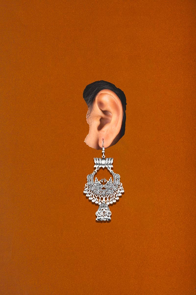 A jewellery with Brown chart cutes