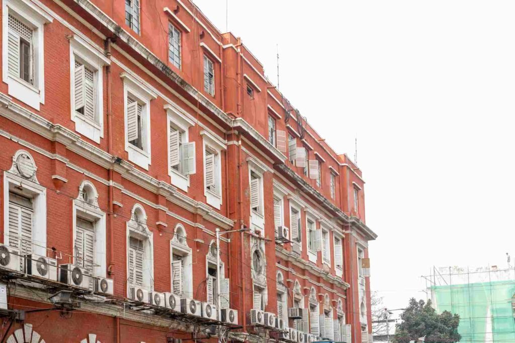 red color building have windows continuously like a pattern