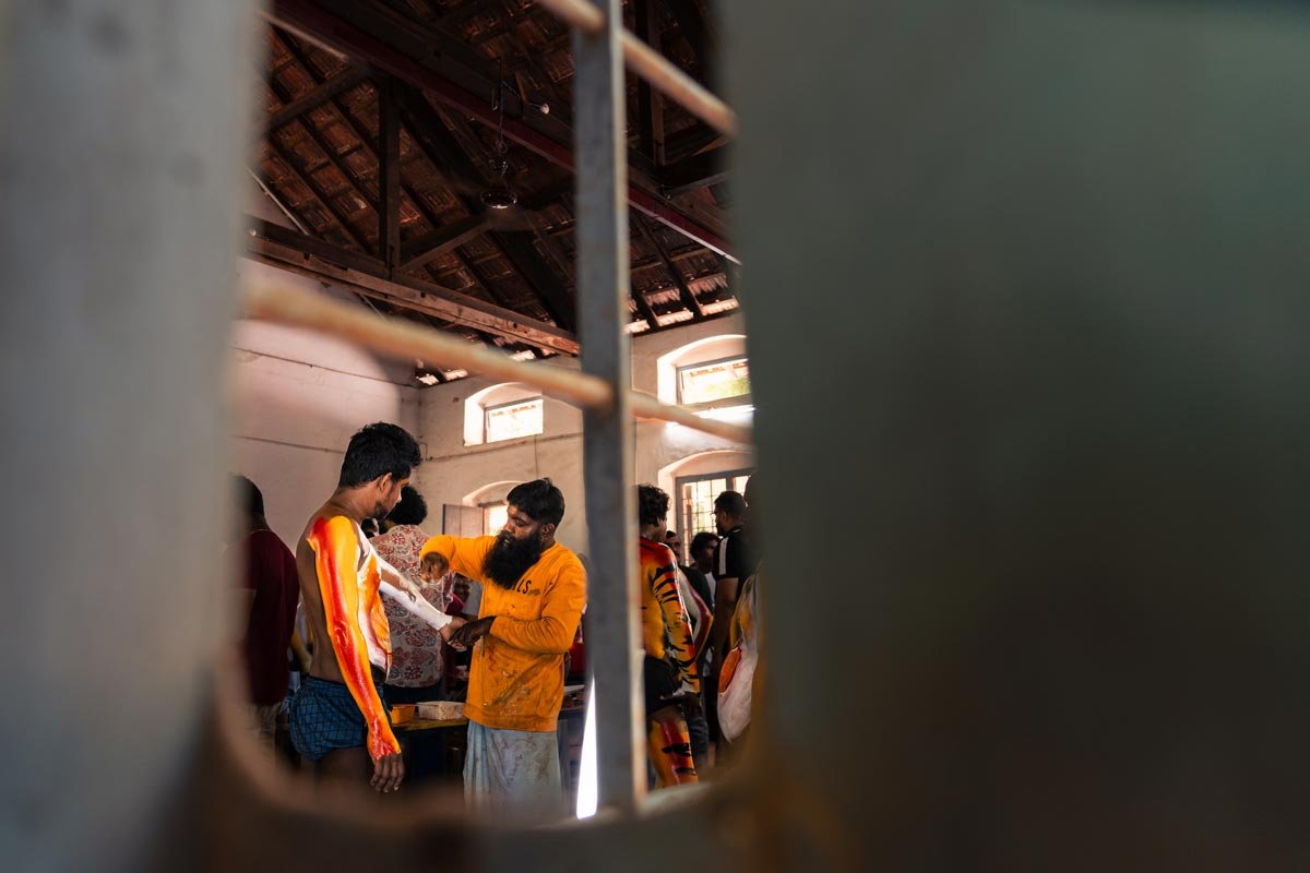 the makeup room of pulikali artists