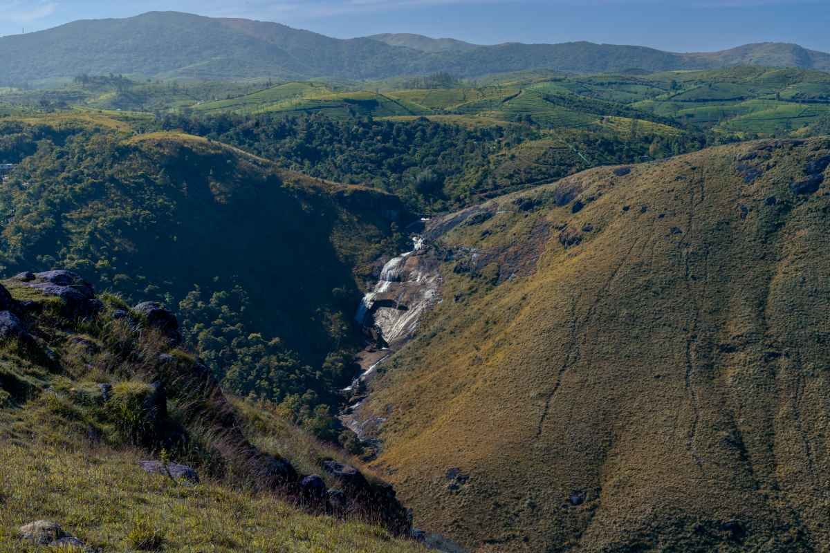 Cascade peaks in valley
