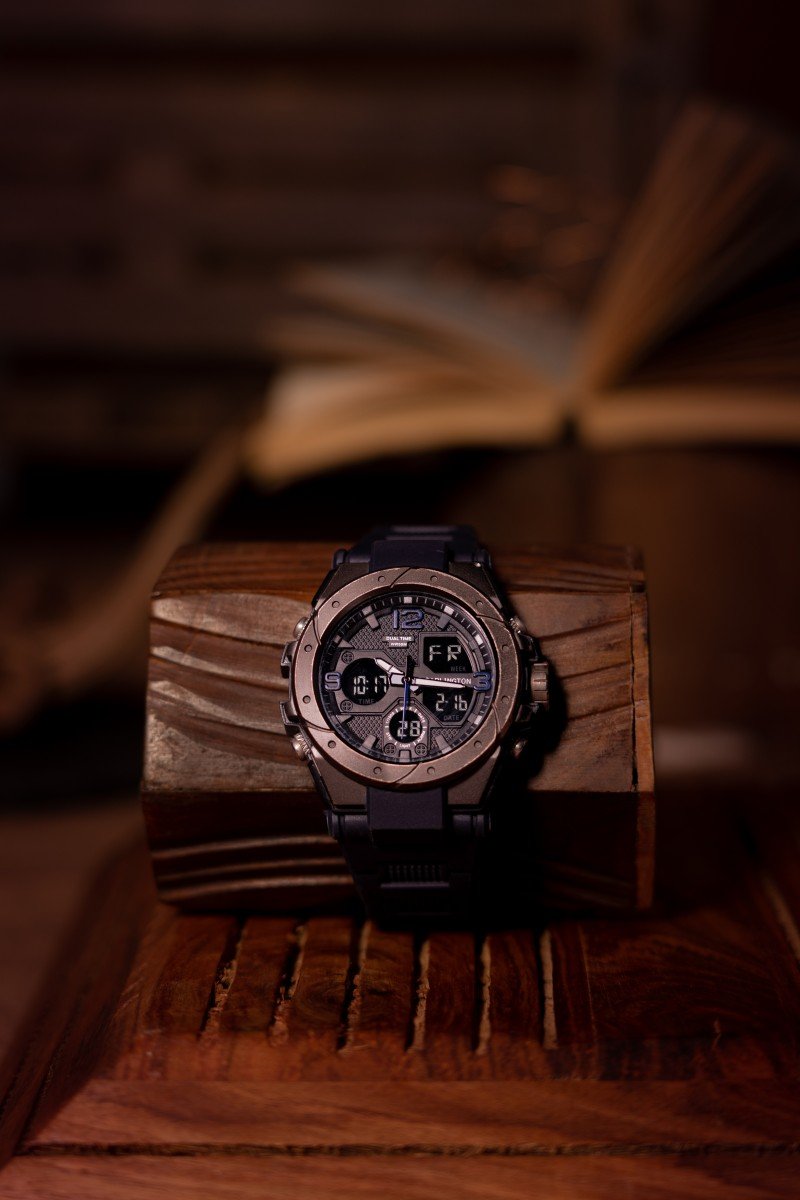 Modern classic wrist watch