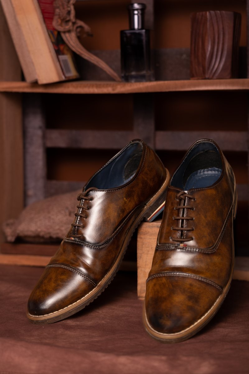 Polishes details formal shoes