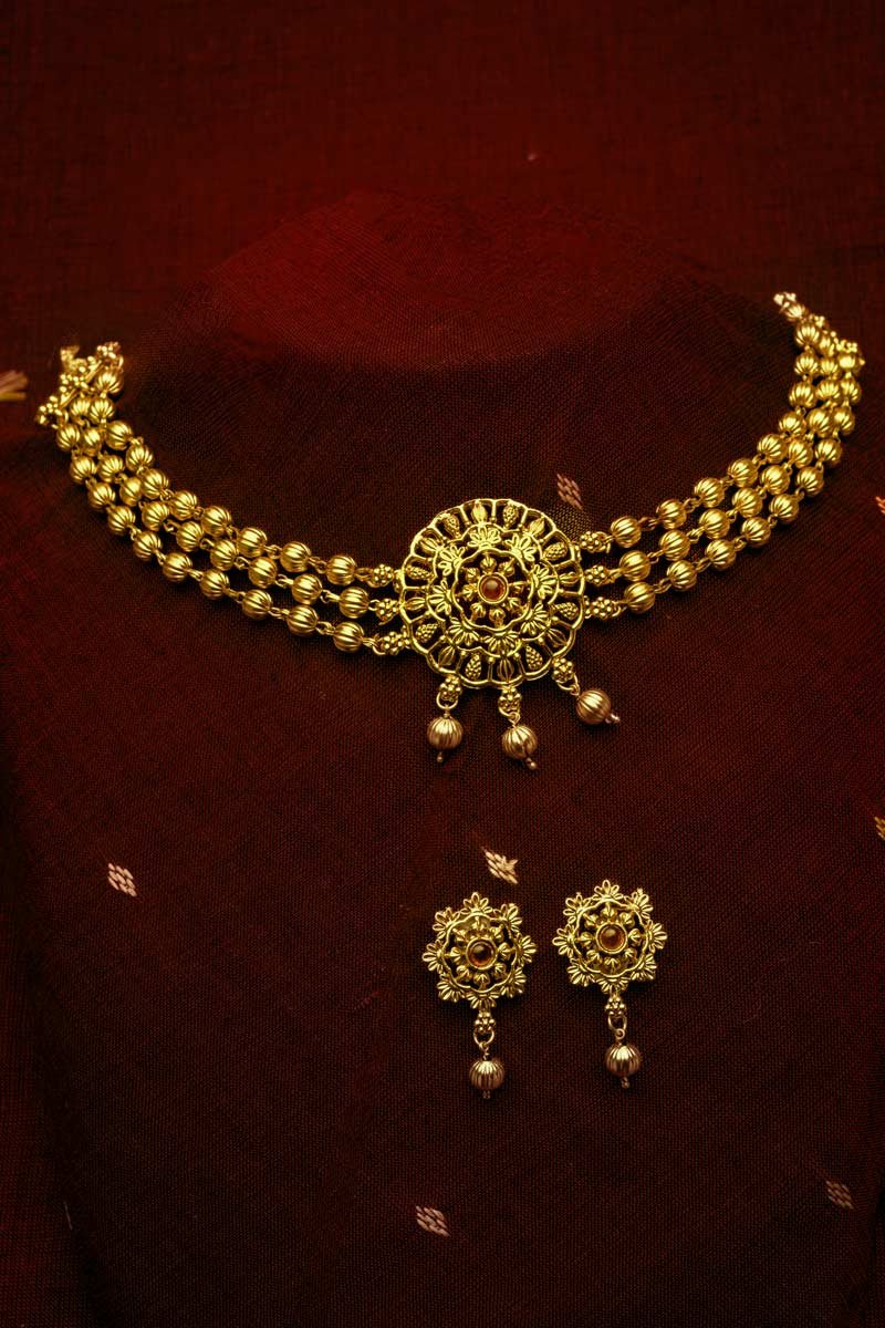 Golden short necklace