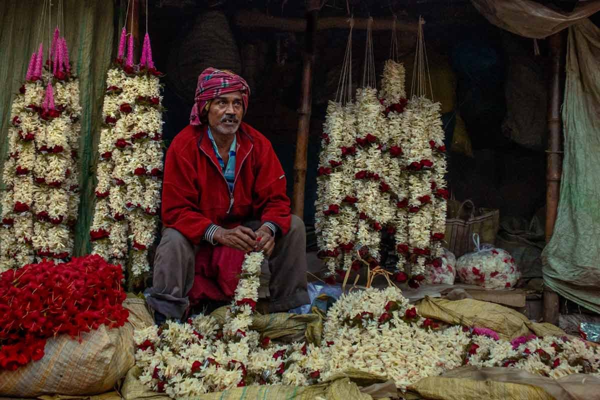 Vendor vision while making garland