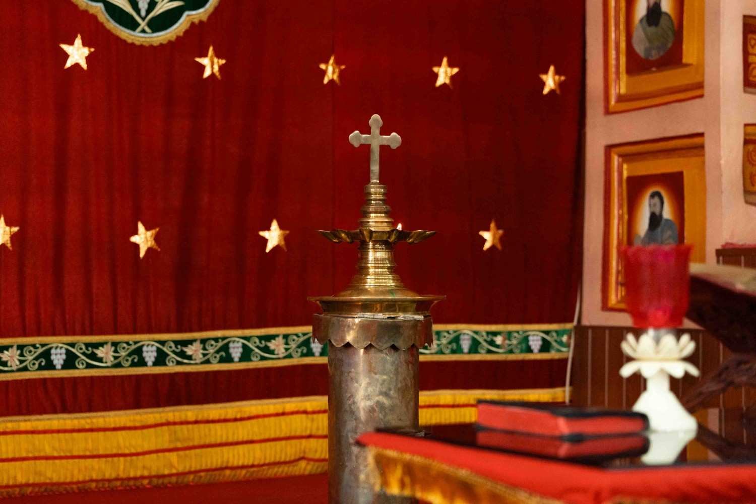 Altar lamp in the Valiyapalli
