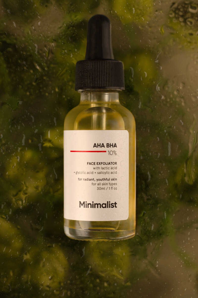 Face exfoliator with lush glow green background