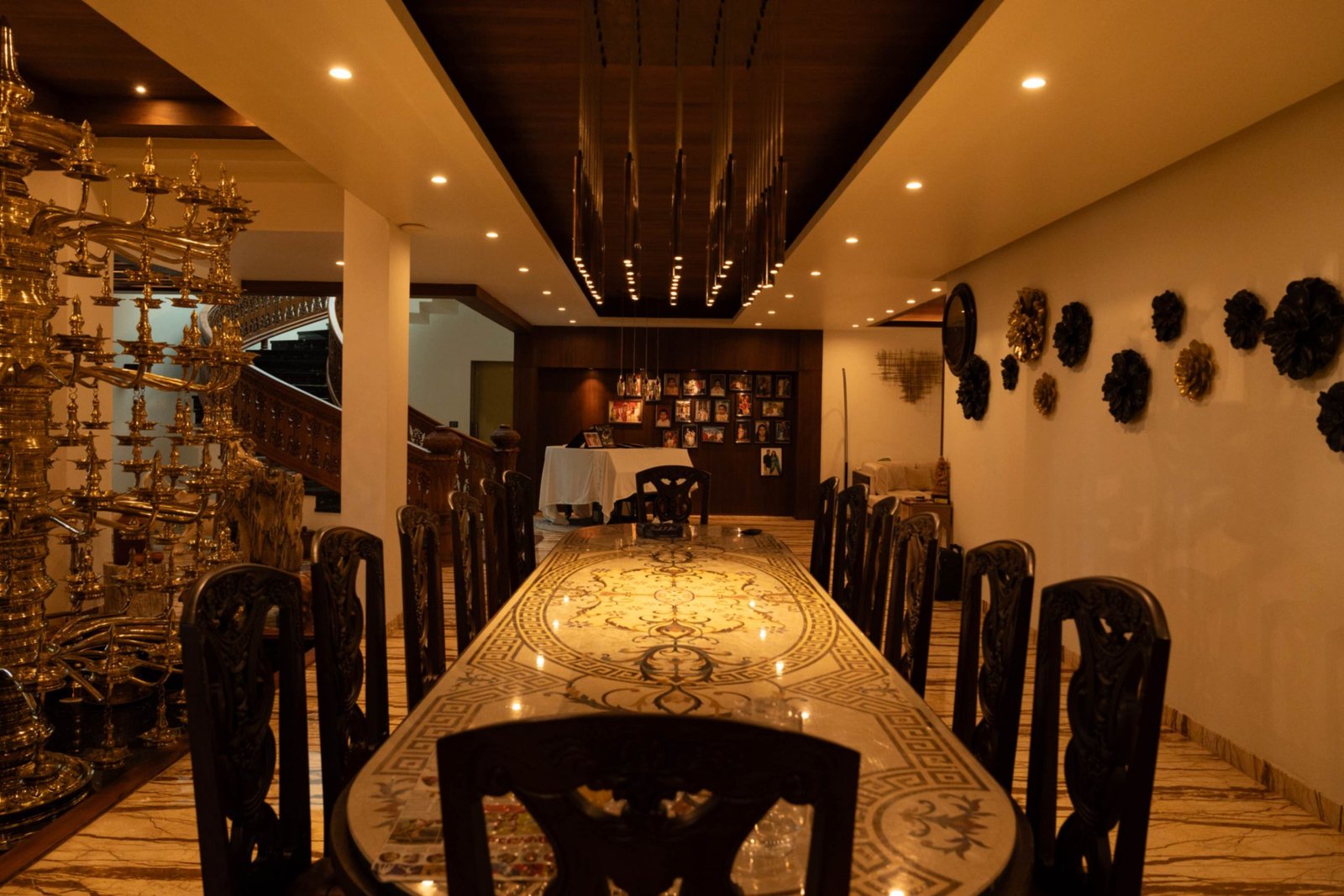 a dine long table with 5 pairs of chairs