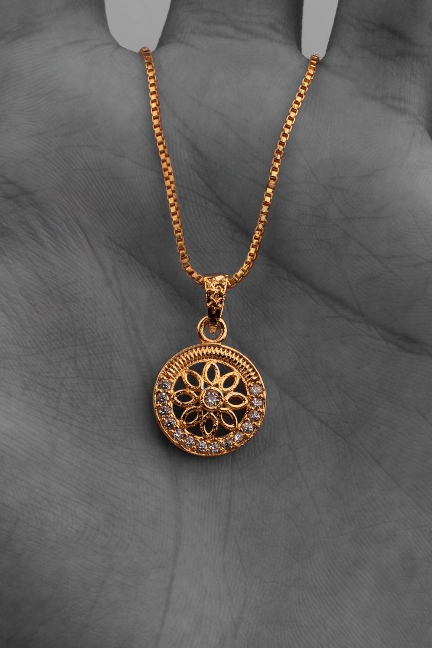 Minimal Statement chain highlighting subtle elegance